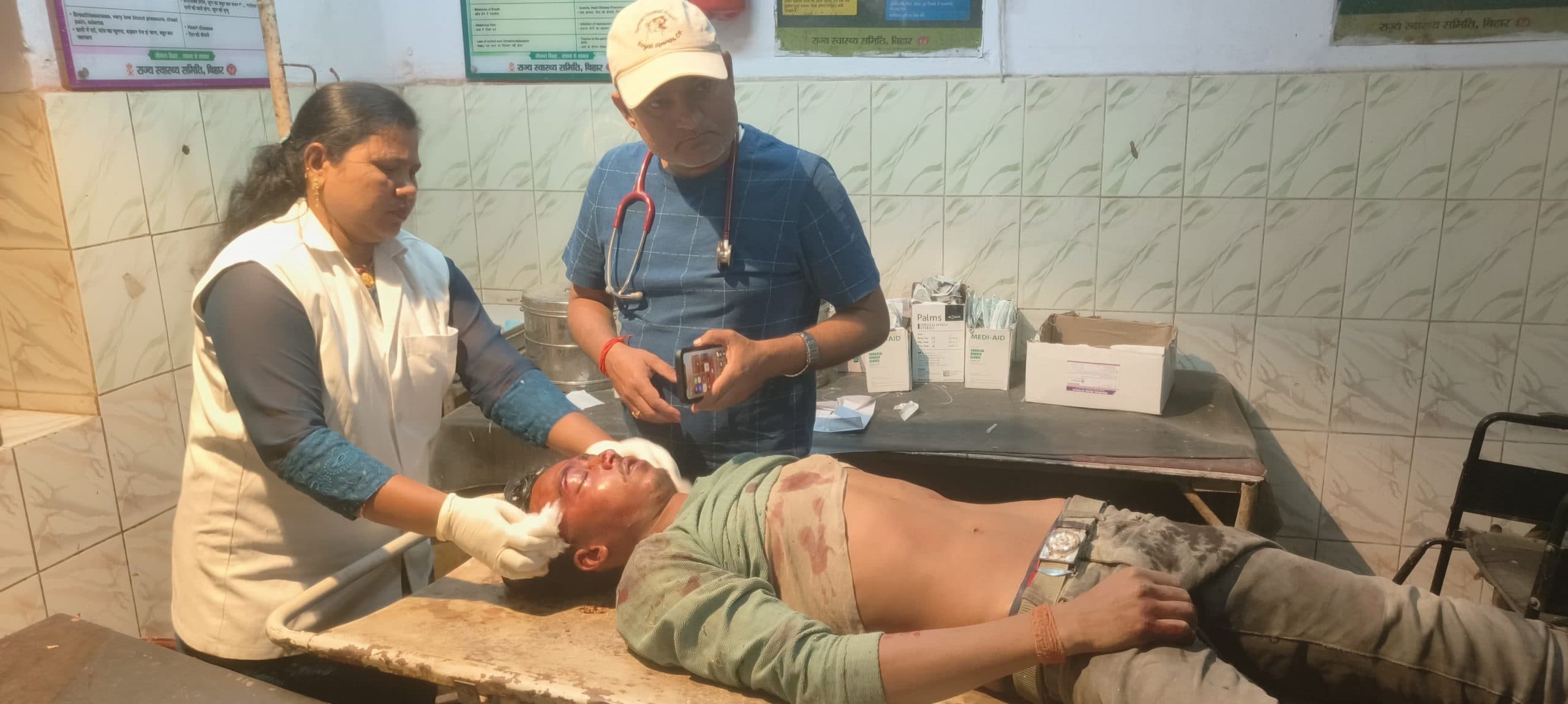 सड़क दुर्घटना में युवक घायल, डायल 112 की पुलिस ने पहुंचाया अस्पताल