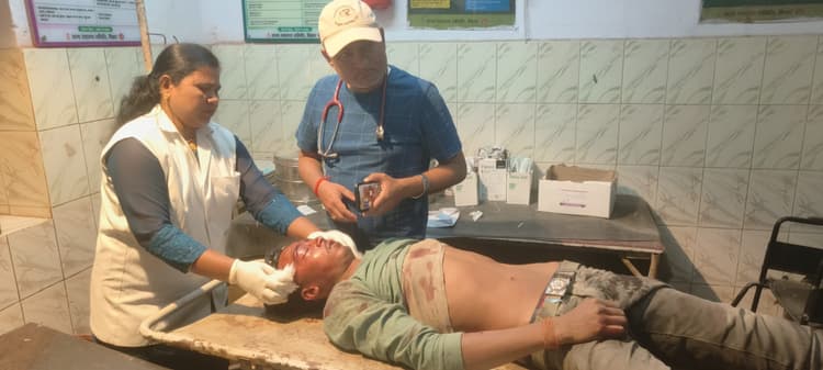 सड़क दुर्घटना में युवक घायल, डायल 112 की पुलिस ने पहुंचाया अस्पताल