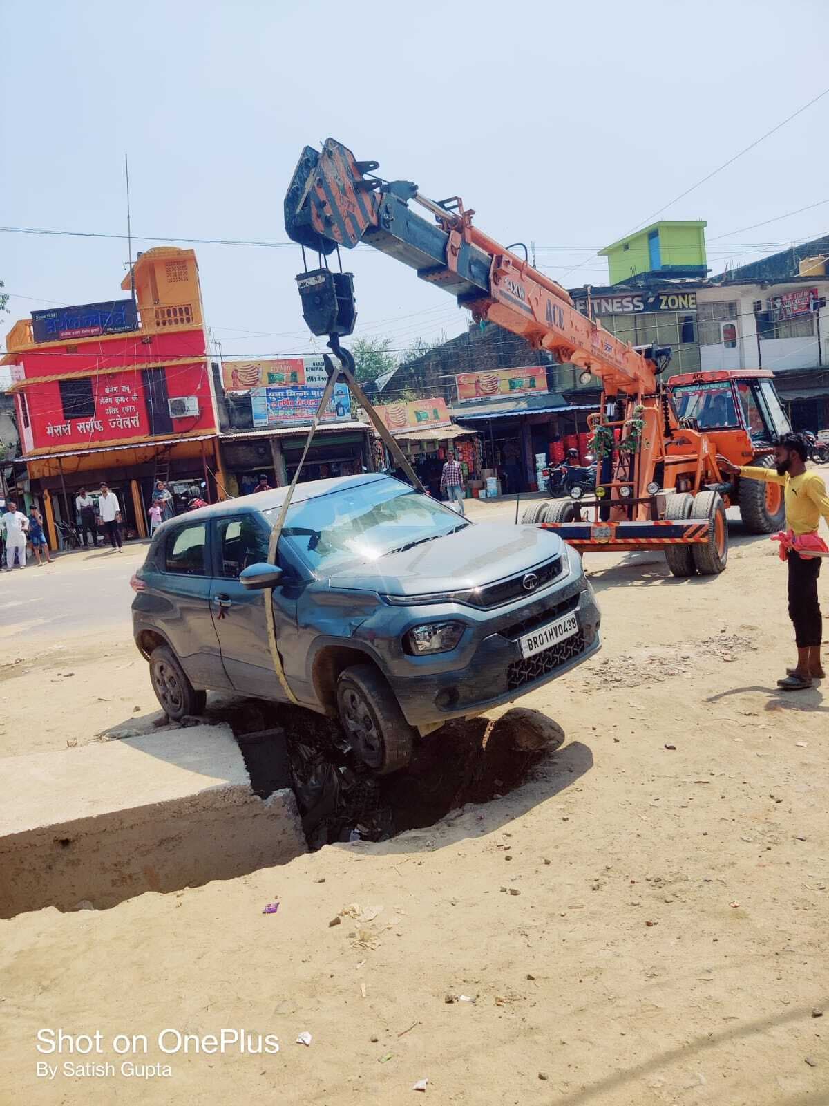 नाला निर्माण के लिए बनाये गये गड्ढे में दुर्घटनाग्रस्त हुई कार