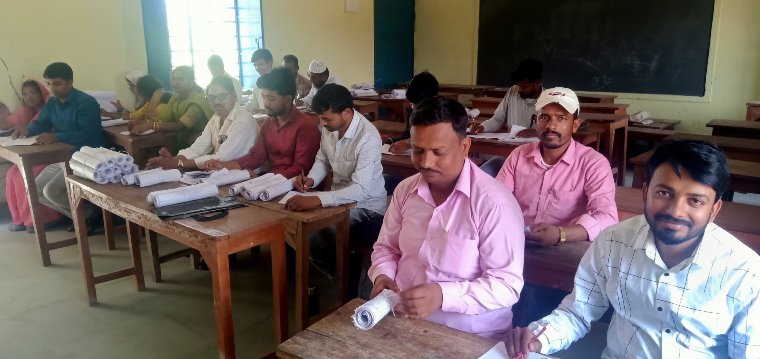 शांतिपूर्ण माहौल में किया जा रह मूल्यांकन कार्य