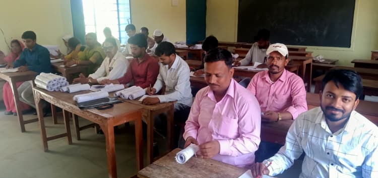 शांतिपूर्ण माहौल में किया जा रह मूल्यांकन कार्य