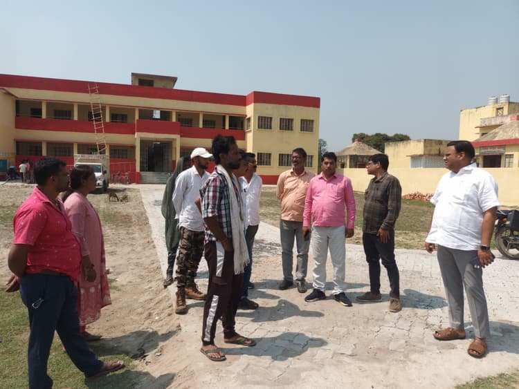 डीआरडीए निदेशक ने प्रखंड के तीन खेल मैदानों का लिया जायजा