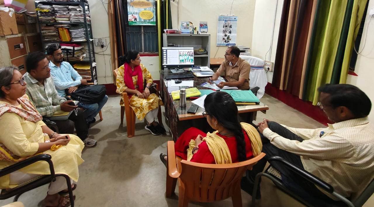 बालिकाओं के स्कूल आने में हो रही परेशानियों पर हुई चर्चा