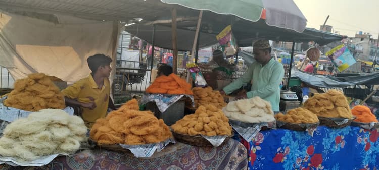 ईद को लेकर कपड़े की दुकान पर सबसे अधिक भीड़