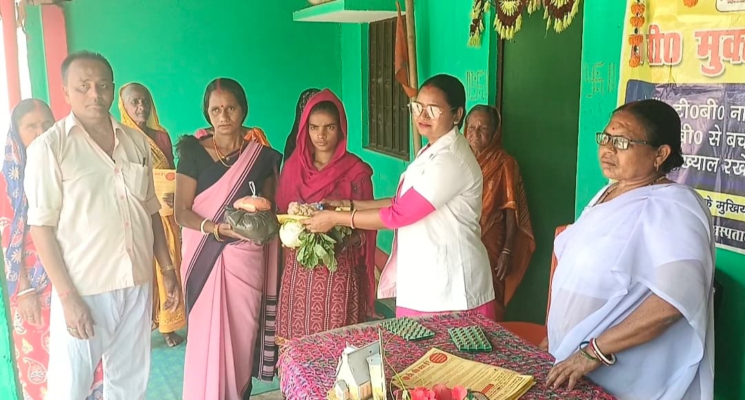 टीबी मरीजों के बीच पोषण सामग्री का किया वितरण