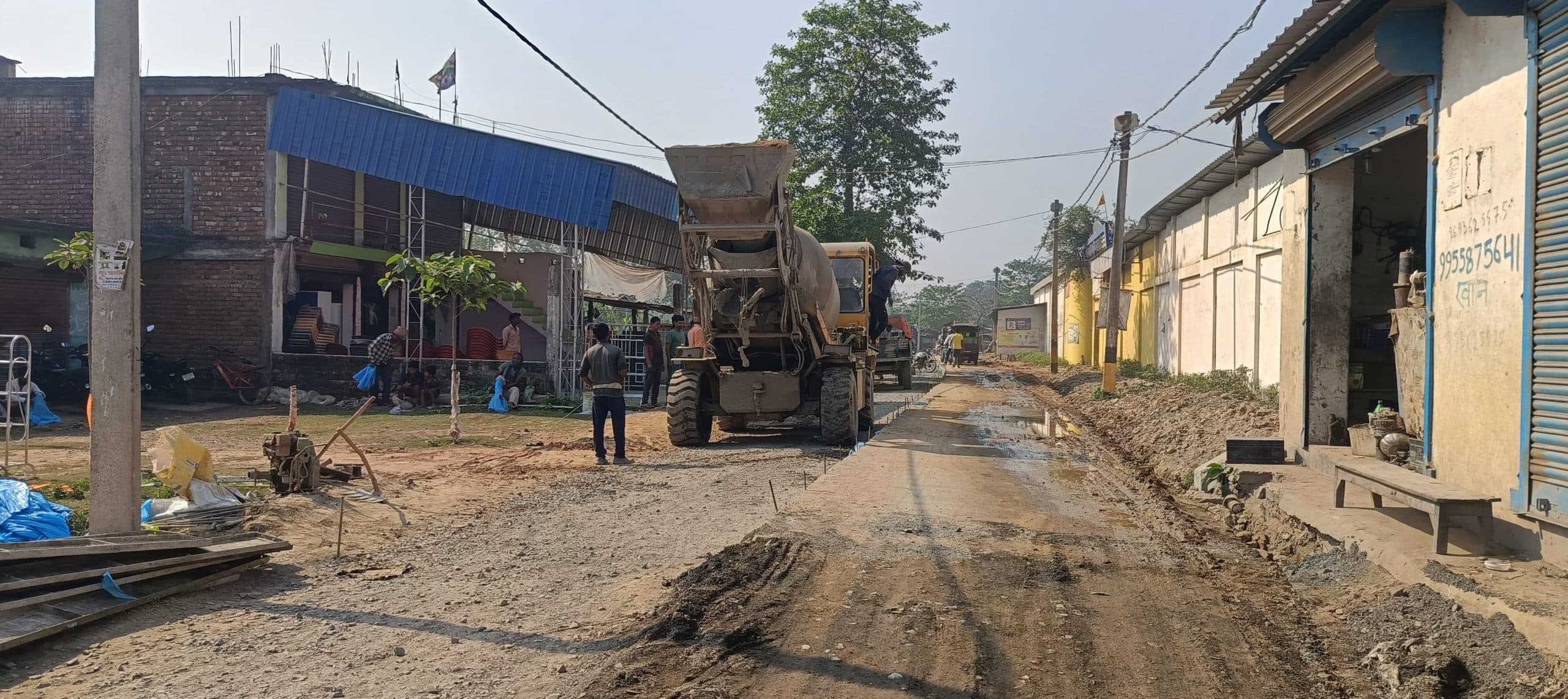 कुरूम- सालमारी पथ का हो रहा निर्माण, जाम से राहगीर परेशान