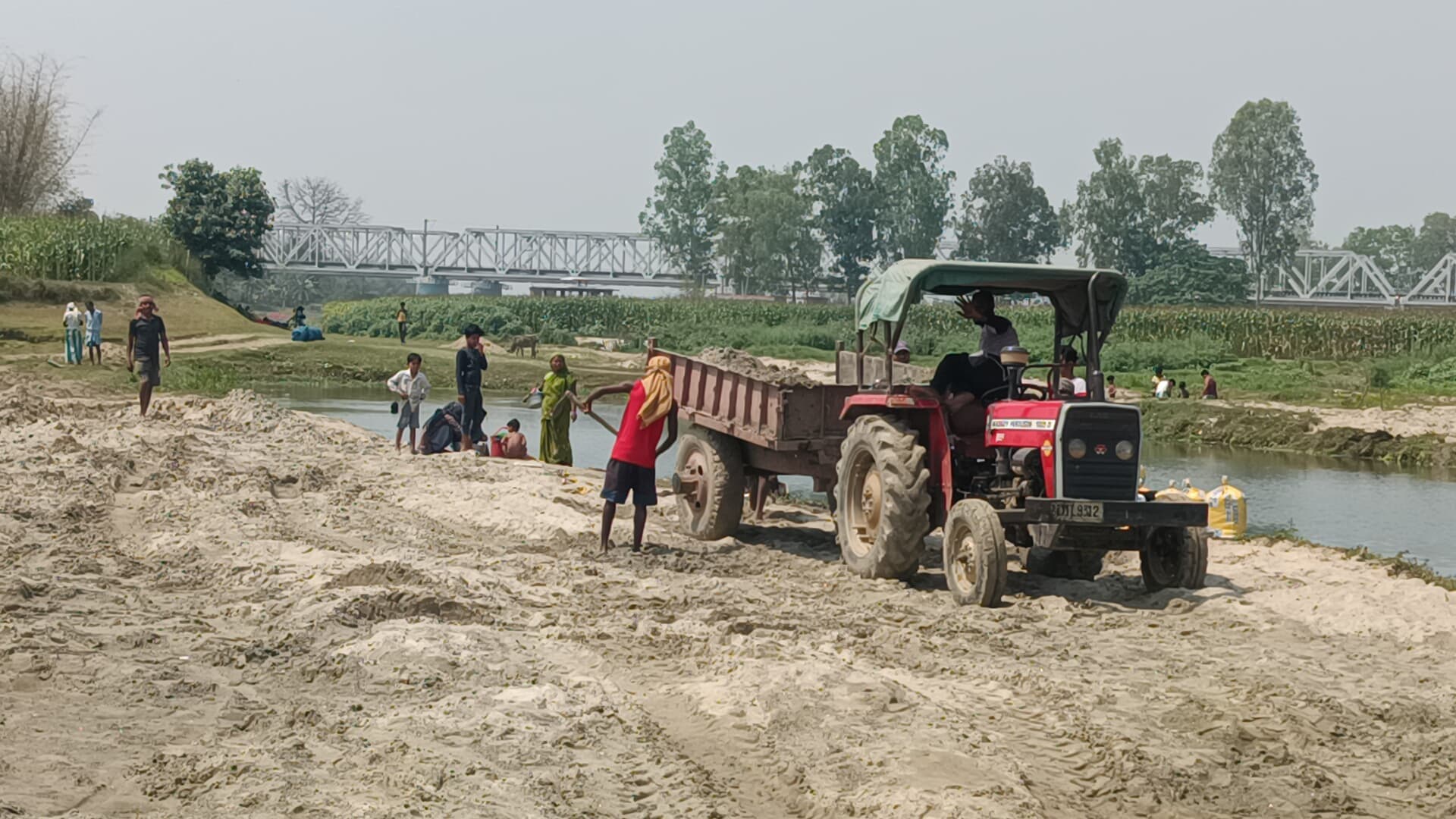 सालमारी थाना के मुकुरिया में बेरोकटोक हो रहा अवैध खनन