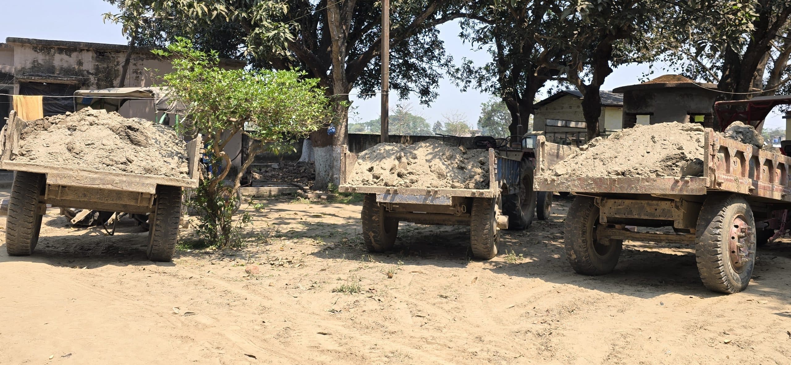 अवैध खनन में शामिल चार ट्रैक्टर जब्त, चार लाख का काटा चलान