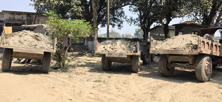 अवैध खनन में शामिल चार ट्रैक्टर जब्त, चार लाख का काटा चलान