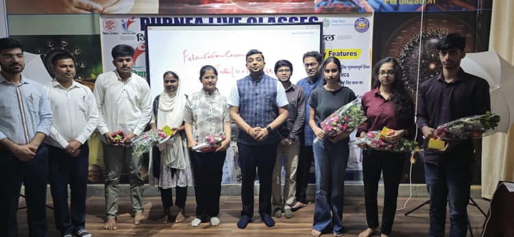 डीएम ने इंटर के सभी टॉपरों को किया सम्मानित, कहा-बड़े सपने देखें