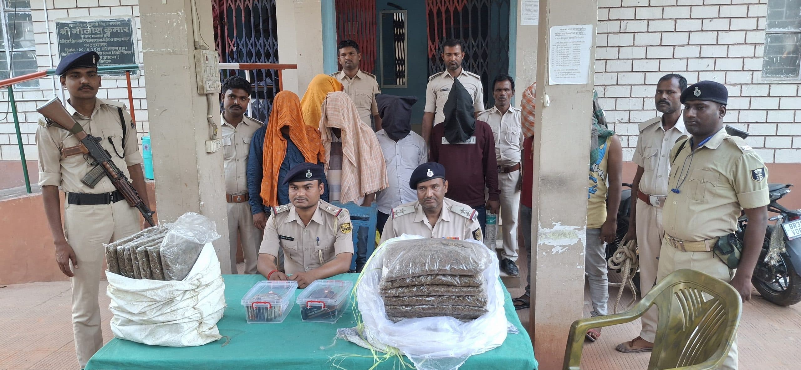 16.575 किलो गांजा बरामद, दो वाहन जब्त, 18 हजार नकद संग सात तस्कर गिरफ्तार