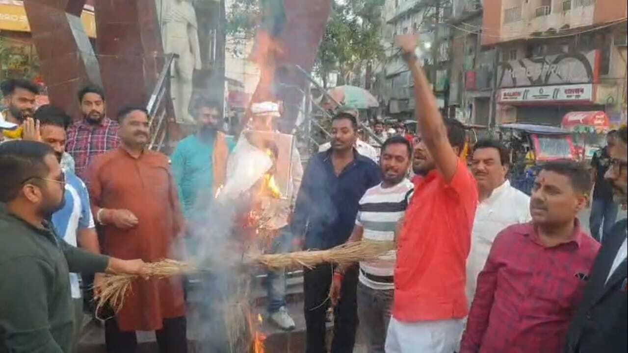 सपा सांसद के अमर्यादित बयान के विरोध में पुतला दहन किया