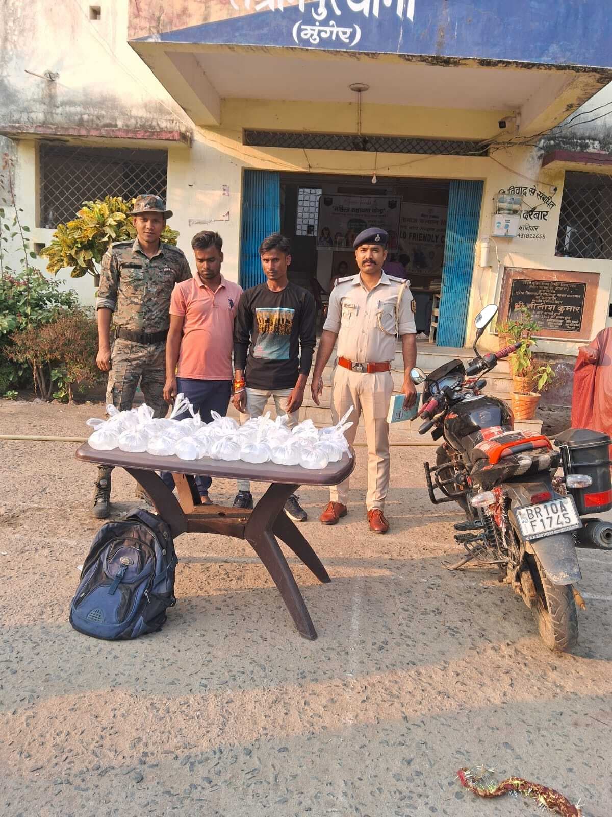 शराब की डिलेवरी देने जा रहा दो तस्कर धराया, बाइक जब्त