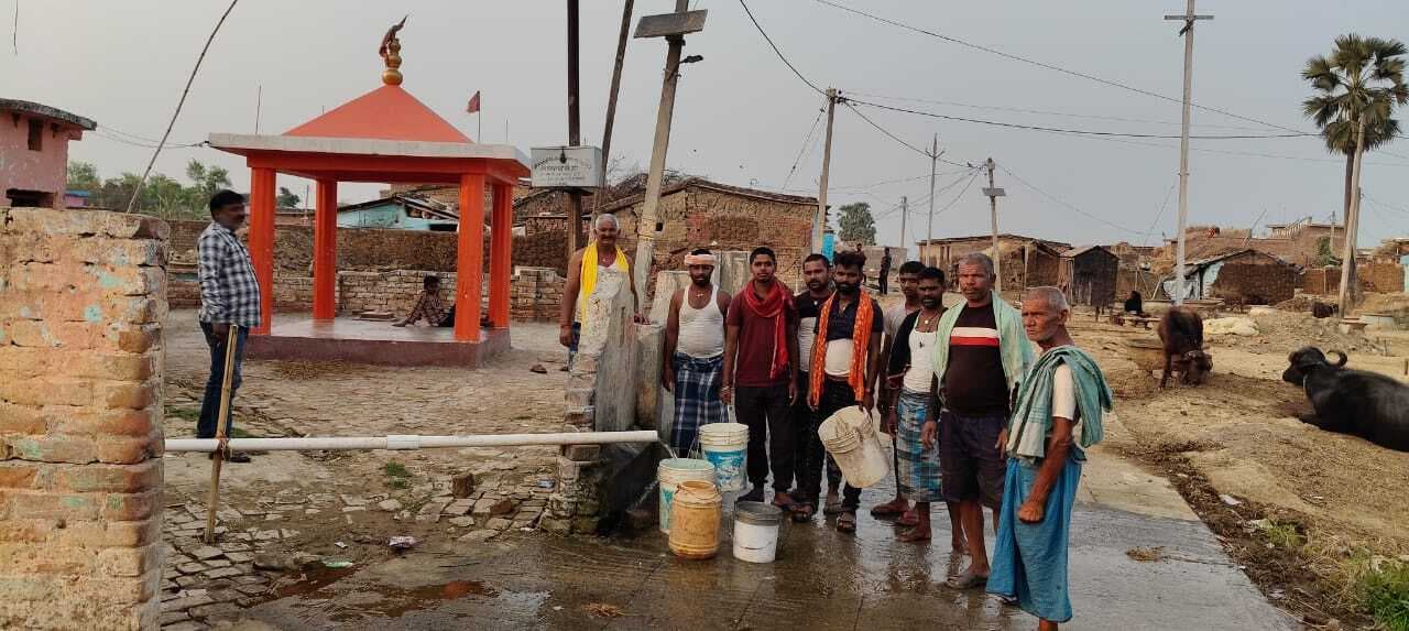 आठ महीने से चौरगांव पंचायत के उत्तरटोला में ग्रामीणों के घर नहीं पहुंच रहा पानी