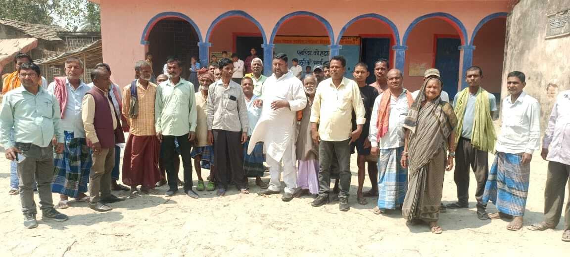 प्रभात इंपेक्ट, विद्यालय के बंद रास्ता को बीइओ व पुलिस खुलवाया