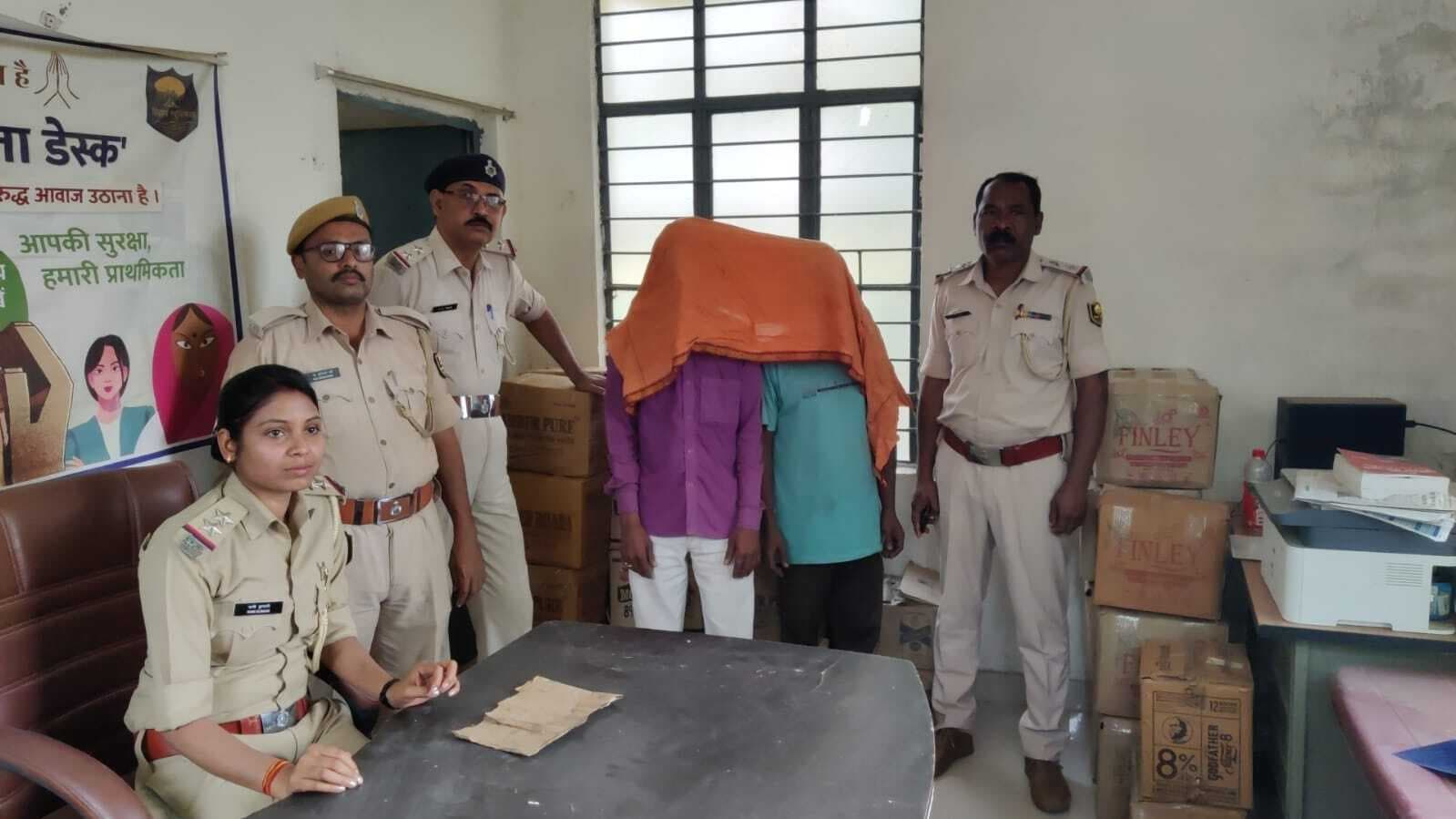 कुरकुरे के कार्टून में छिपाकर ला रहे 413 लीटर अंग्रेजी शराब बरामद, दो गिरफ्तार