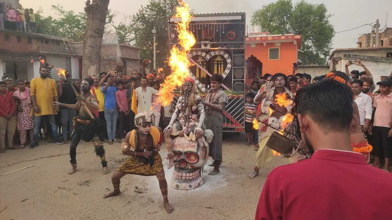 गले में नर मुंड धारण कर उज्जैन के अघोरियों ने अपनी जटाओं से निकाली अग्नि