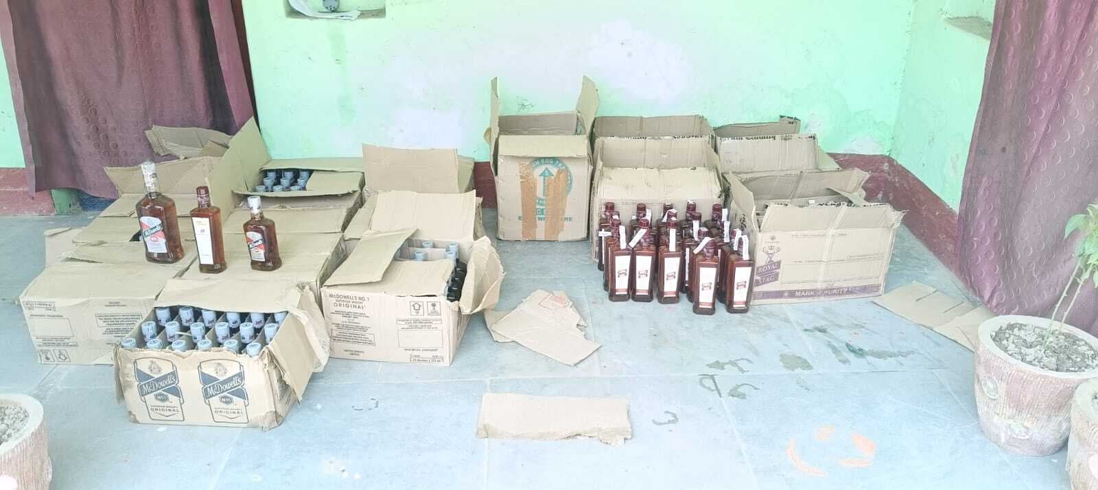 कार से 147 लीटर विदेशी शराब जब्त