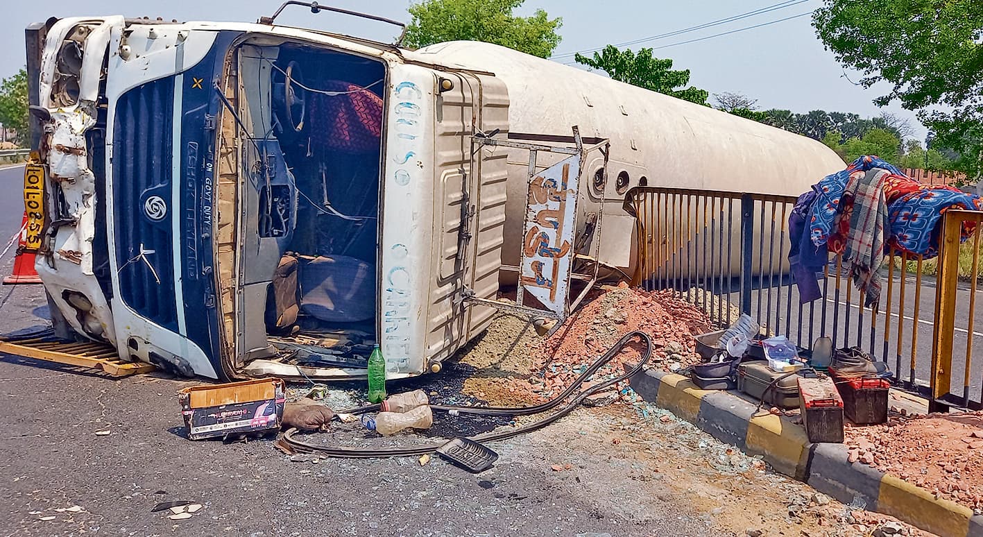 Chhapra News : डायवर्सन तोड़कर एनएच पर पलटा गैस टैंकर, टला हादसा