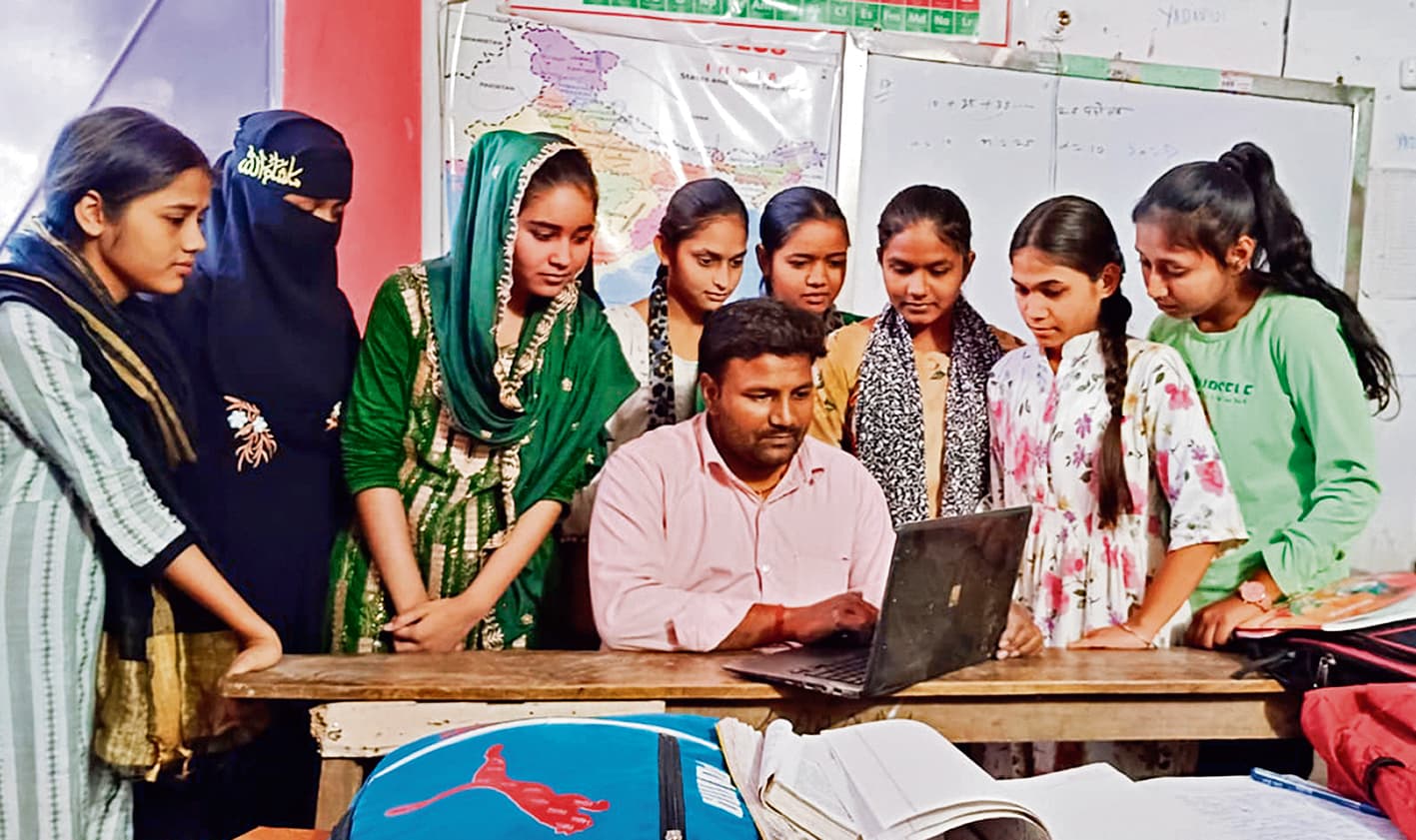 Chhapra News : कला में आरती व सानिया, विज्ञान में आयुष और सिमरन, वाणिज्य में खुशबू जिला टॉपर