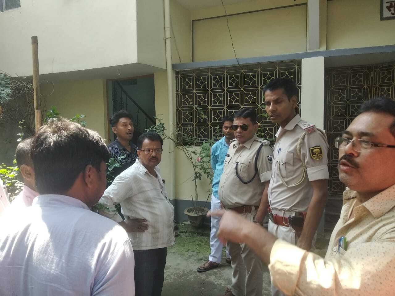 दिनदहाड़े शिक्षक की पत्नी को गन प्वाइंट पर लेकर की लूटपाट