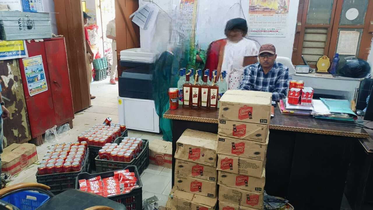 सब्जी के बाेरा छिपाकर रखे 323 लीटर शराब बरामद