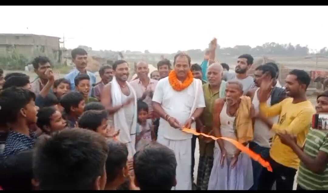 सड़क निर्माण से ग्रामीणों में हर्ष, मुखिया ने किया उद्घाटन