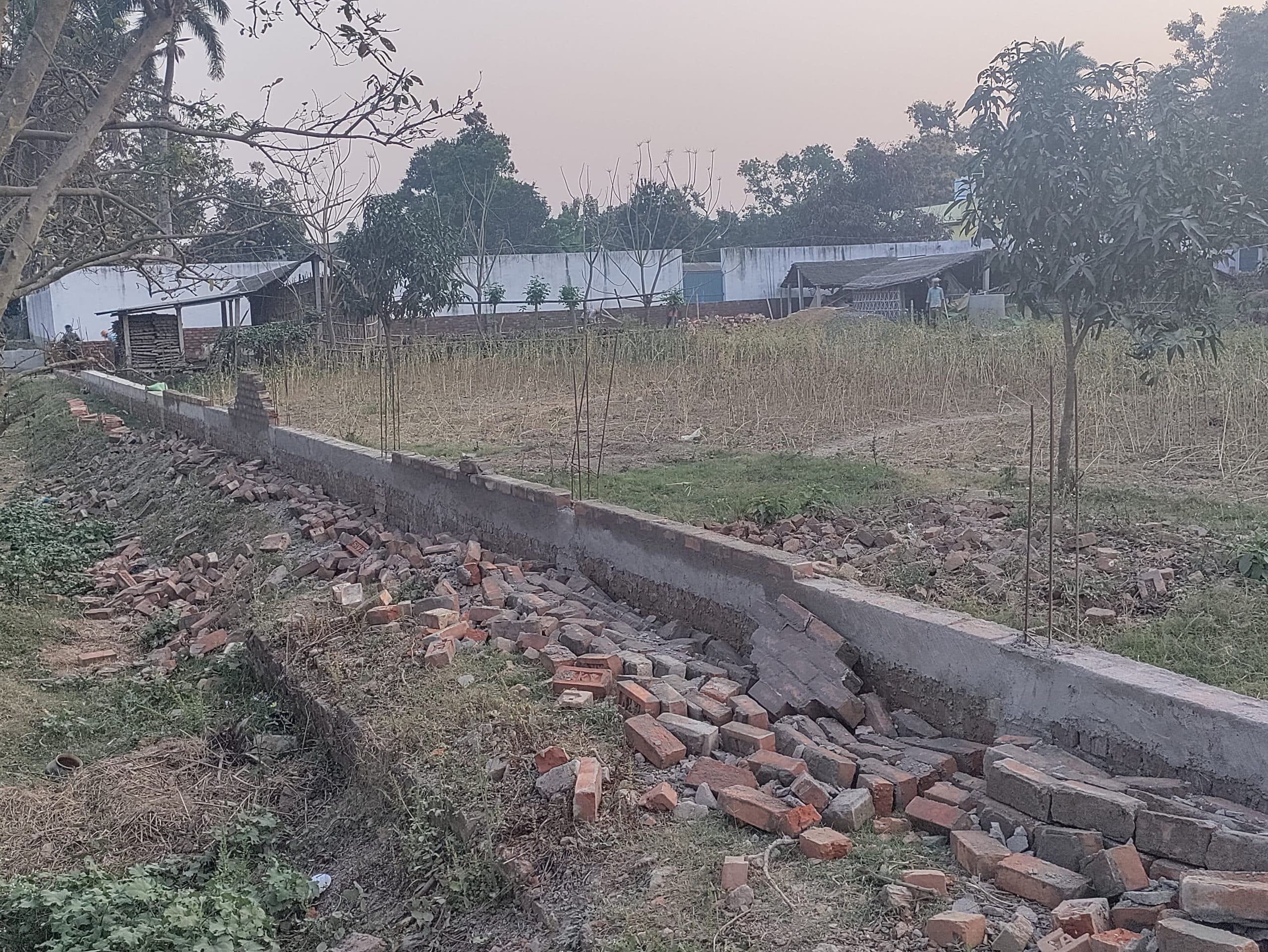 बगीचे के 200 फीट लंबी दीवार गिराने का लगाया आरोप