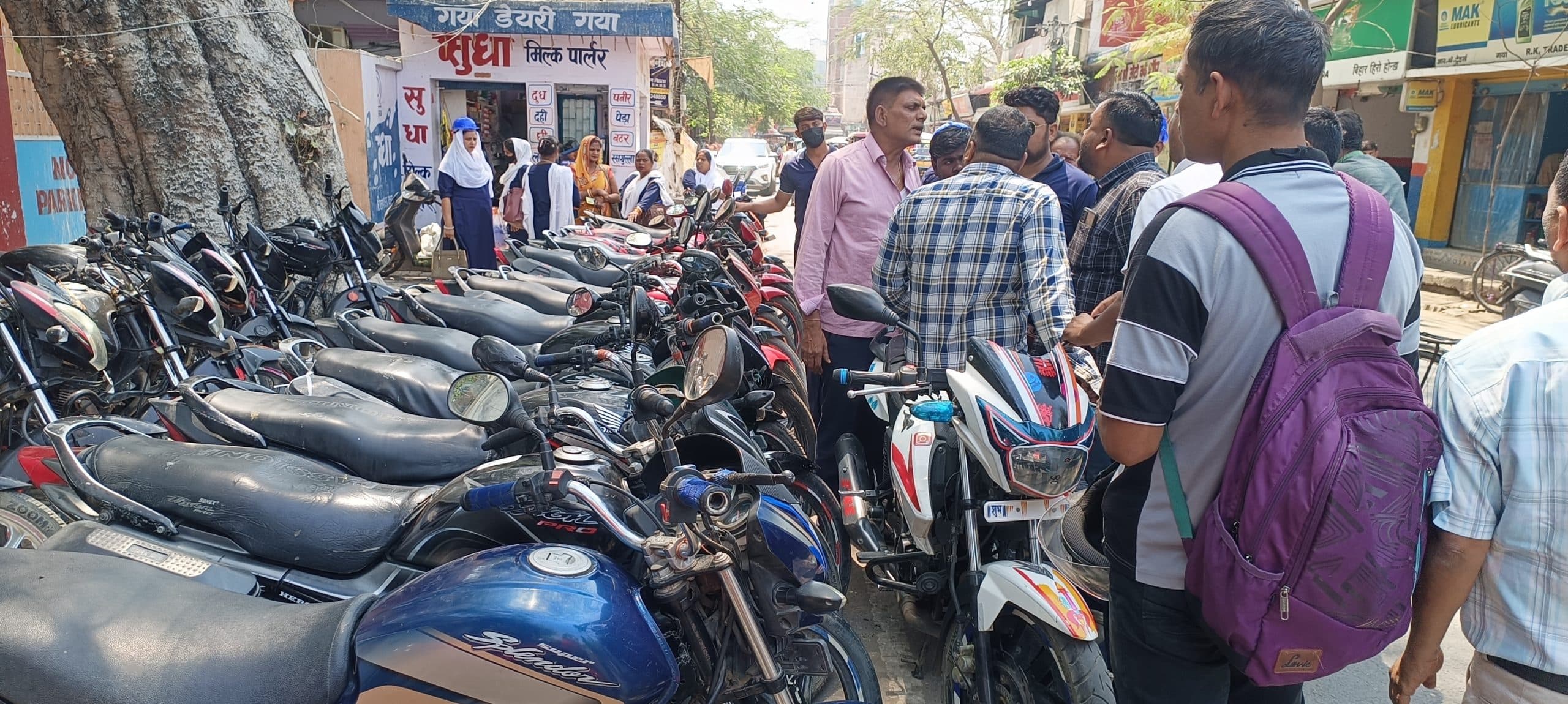 Gaya News : सड़क पर अतिक्रमण करनेवालों से वसूला जुर्माना