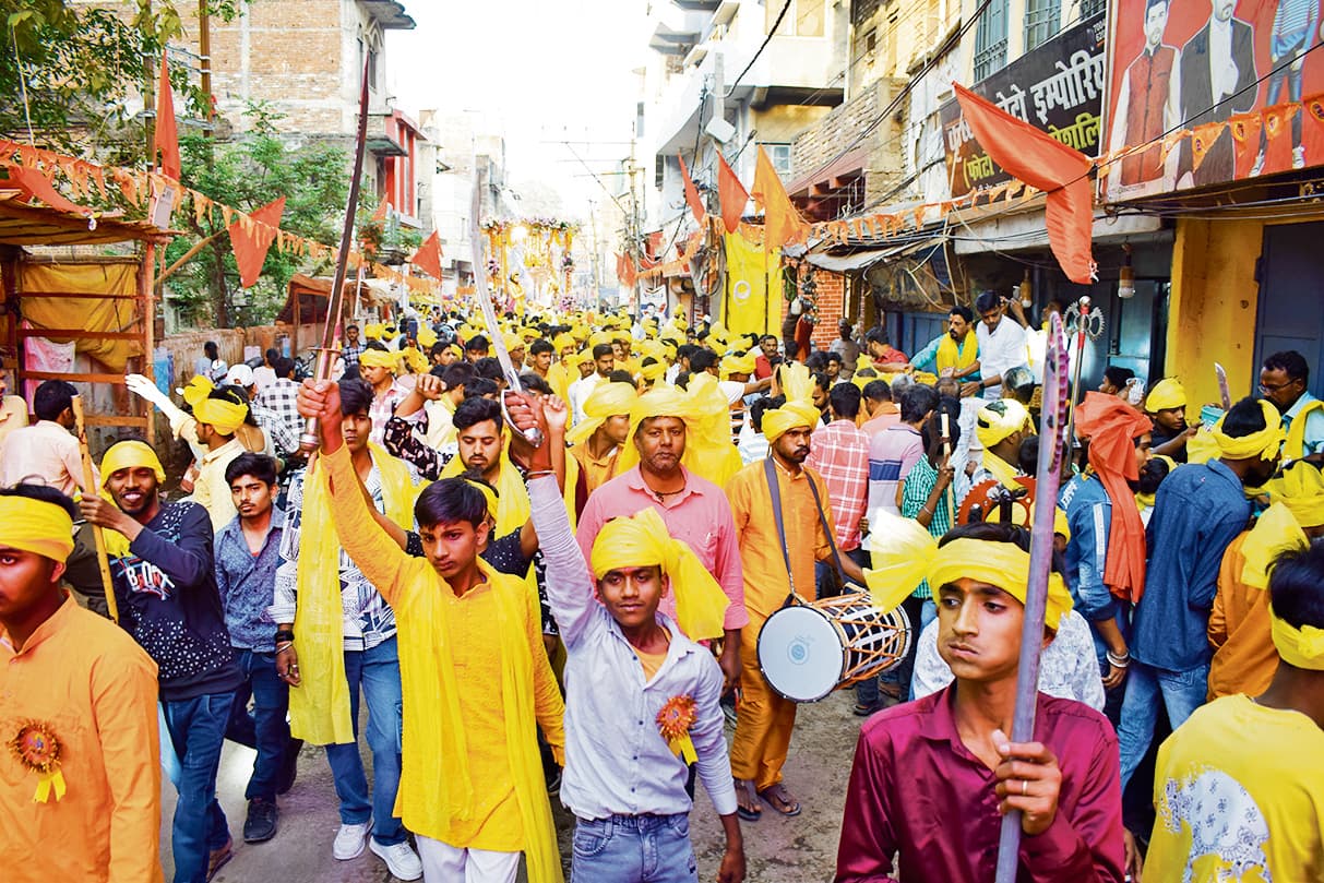 Buxar News: महावीरी झंडा जुलूस में गूंजा-बोलो प्यारे, जय बजरंगी