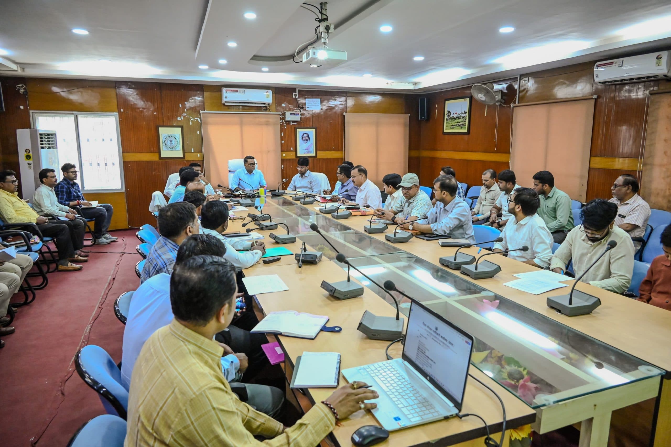 Deoghar News : यातायात व्यवस्था को करें दुरुस्त, अवैध खनन पर करें कड़ी कार्रवाई : डीसी