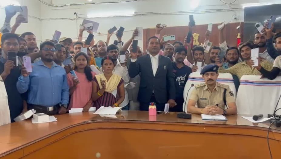 खोए मोबाइल तलाश कर पुलिस ने लौटाई उदास चेहरों पर मुस्कान