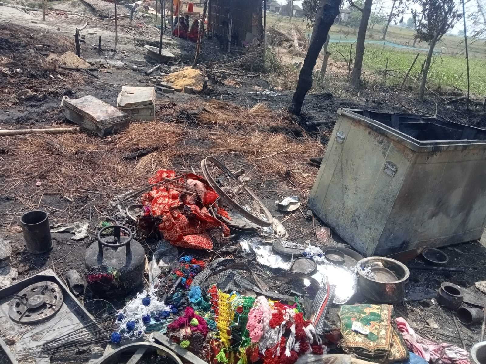 आग लगने से तीन घर सहित ढाई लाख के संपत्ति राख