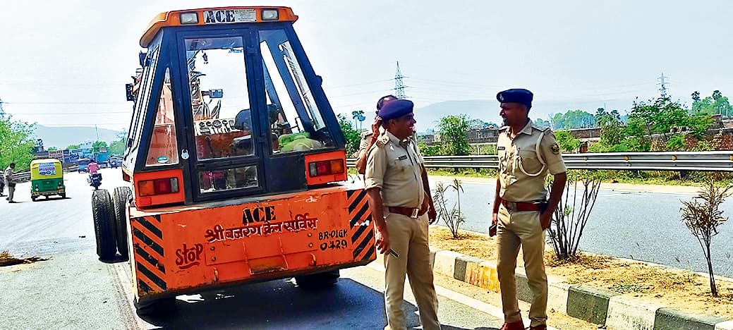 सड़क पार कर रही महिला की क्रेन की चपेट में आने से मौत