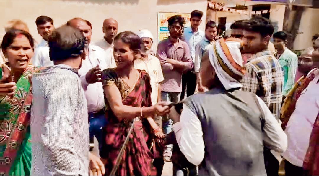 Gopalganj News : बेटे से तंग आकर जमीन की रजिस्ट्री करने पहुंचे बुजुर्ग पिता को बहू ने कॉलर पकड़कर पीटा, रजिस्ट्री रोकी