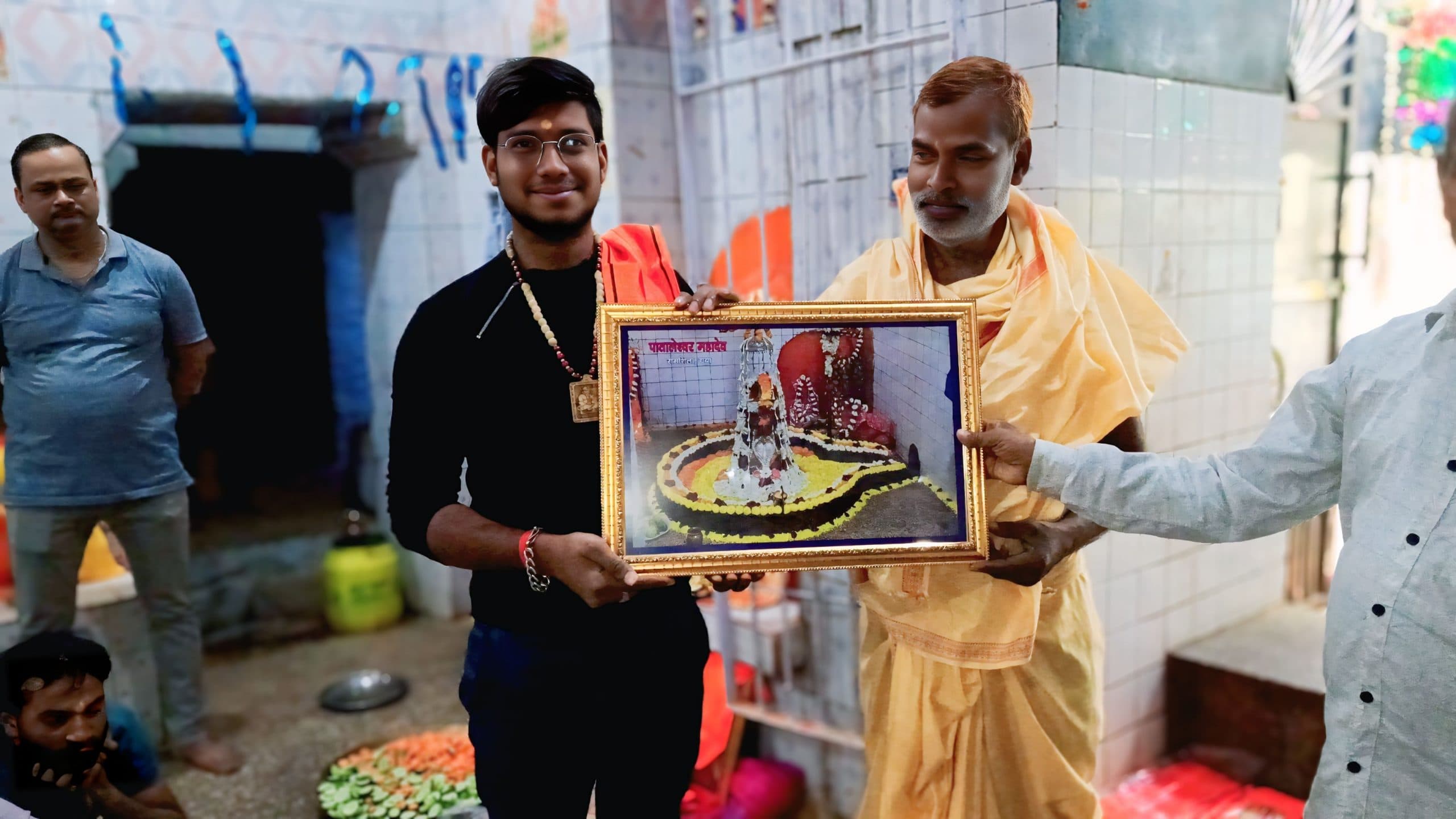 Gaya News : समर्पित कार्यकर्ताओं को पातालेश्वर महादेव की तस्वीर देकर किया गया सम्मानित