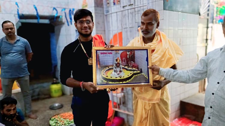 Gaya News : समर्पित कार्यकर्ताओं को पातालेश्वर महादेव की तस्वीर देकर किया गया सम्मानित