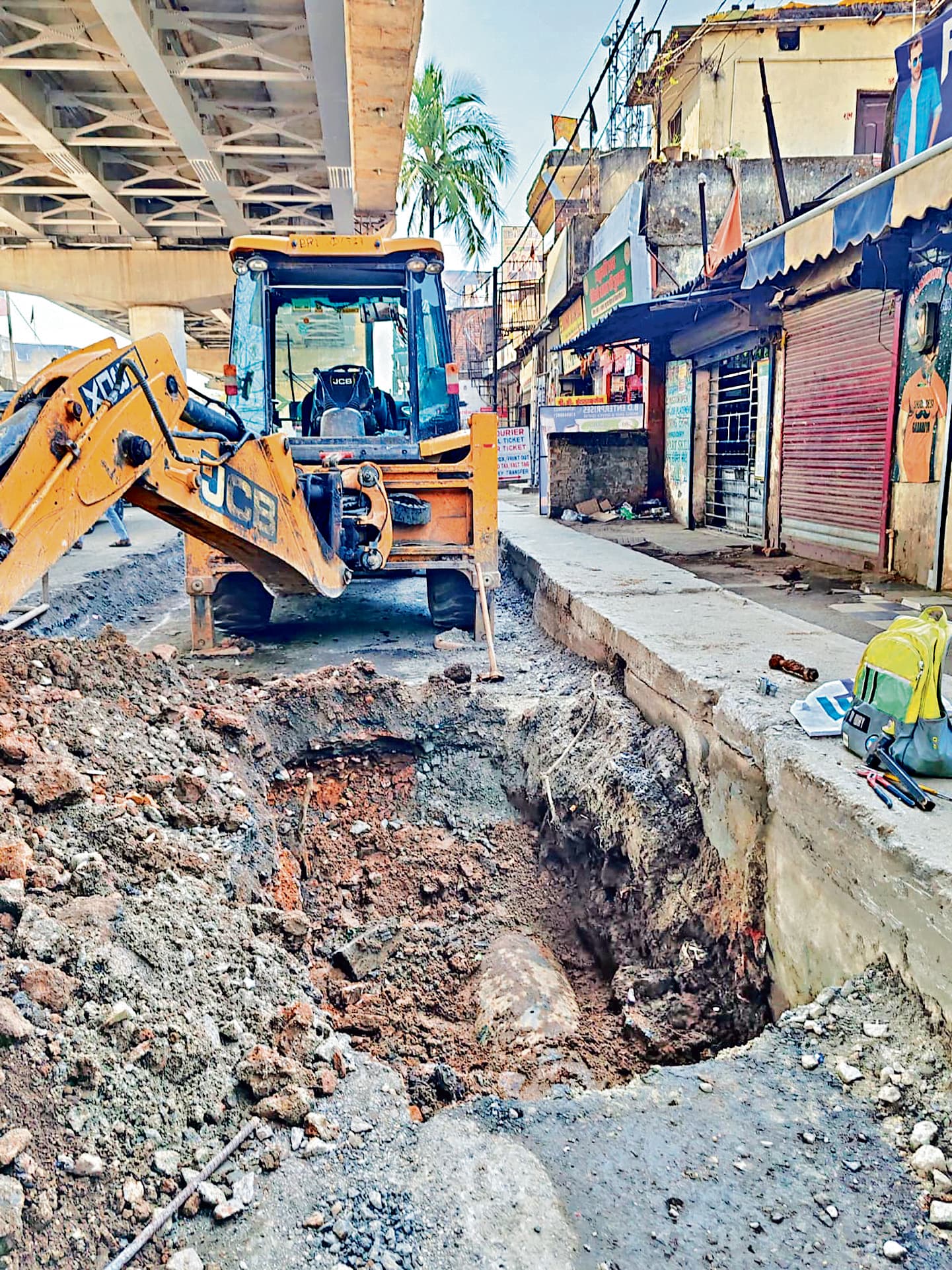 Ranchi News : रातू रोड में राइजिंग पाइपलाइन बिछाने को लेकर सड़क निर्माण कंपनी व जुडको में विवाद