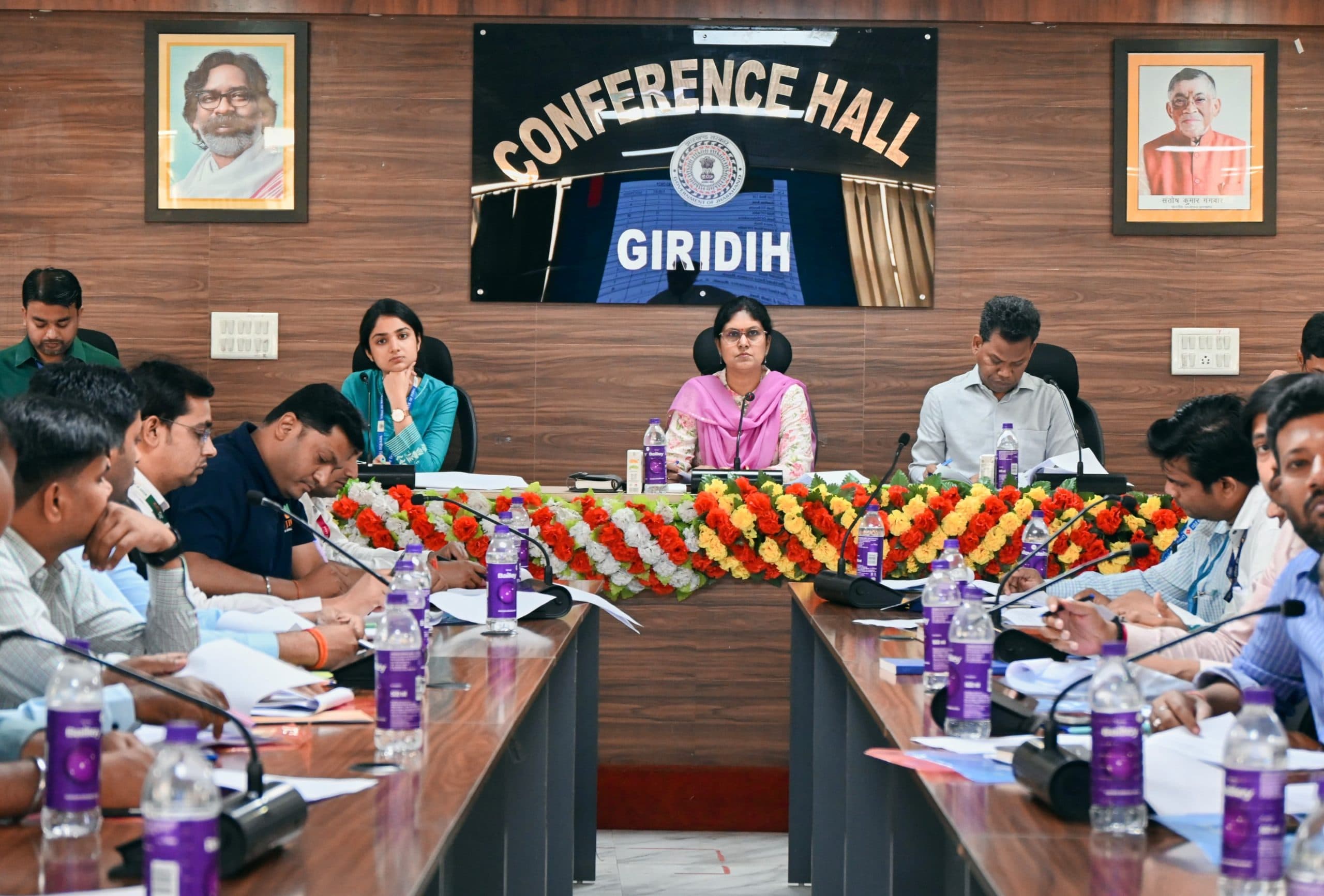 Giridih News: मिशन मोड में काम करते हुए लंबित आवेदनों का शीघ्र करें निराकरण : डीडीसी