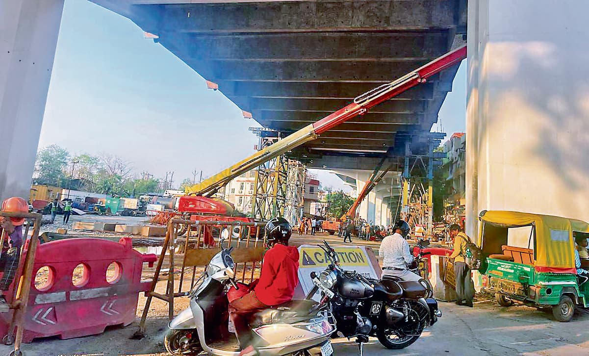 Ranchi News : सिरमटोली फ्लाइओवर में अंतिम चरण का काम, रोड ब्लॉक किया