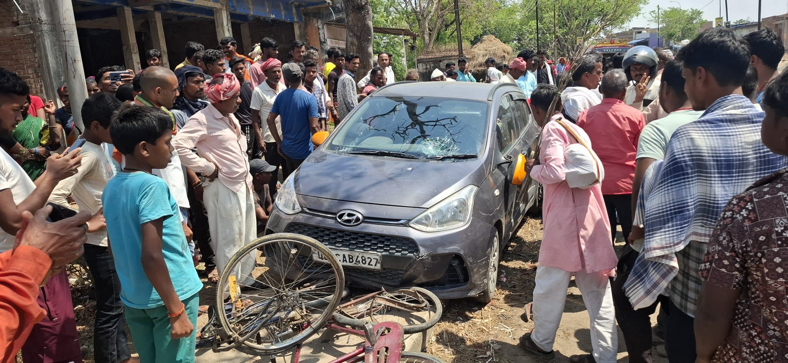 Giridih News: कार की चपेट में आकर पांच छात्राएं घायल