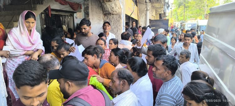 Giridih News: मंईयां सम्मान योजना को ले आधार कार्ड और फिंगर अपडेट को लेकर लोगों में होड़