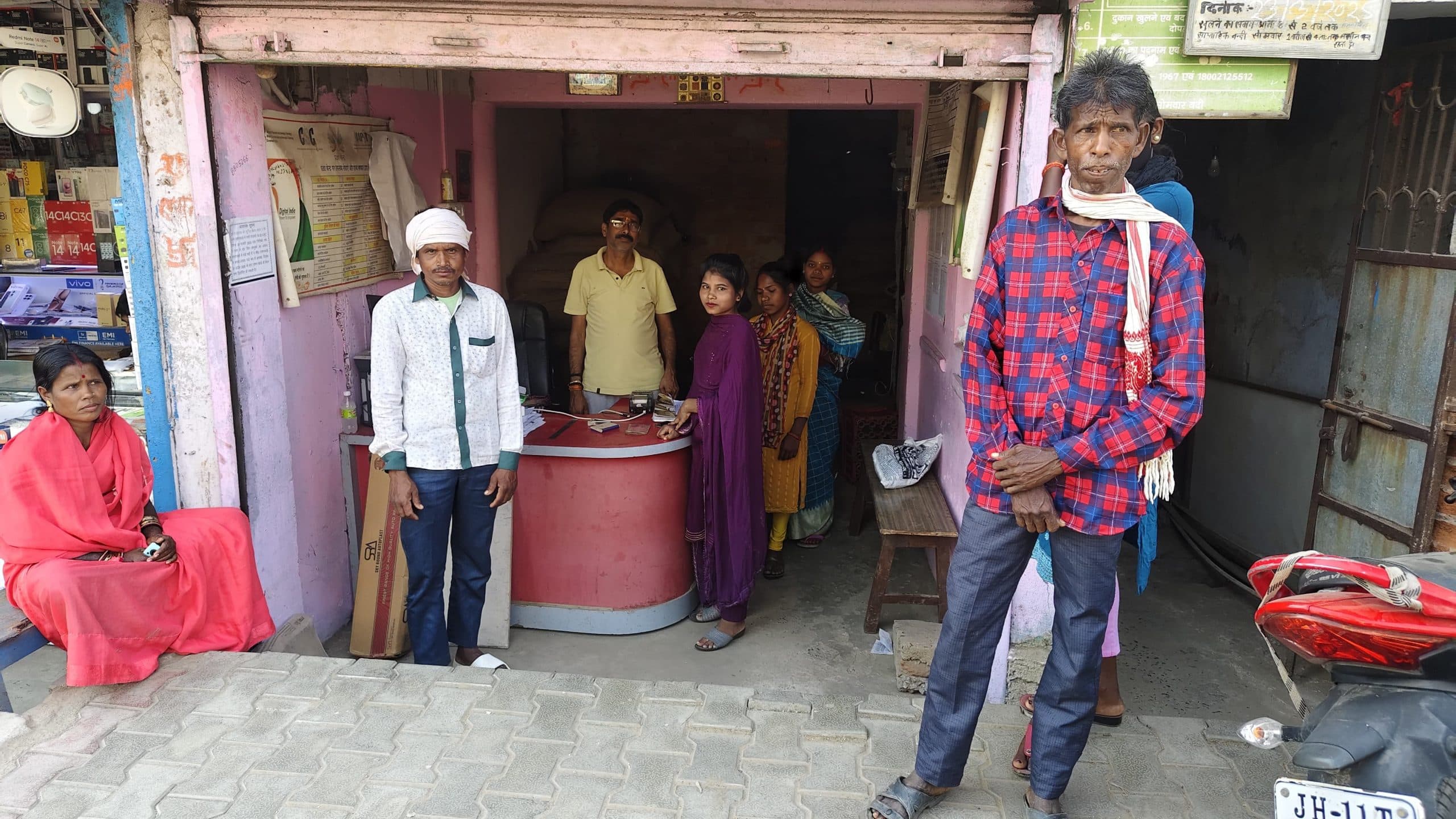 Giridih News: सर्वर डाउन रहने से कार्डधारियों का केवाईसी बाधित