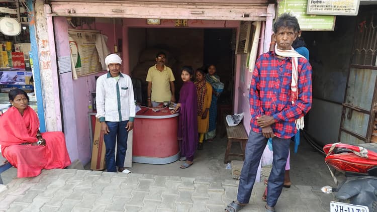 Giridih News: सर्वर डाउन रहने से कार्डधारियों का केवाईसी बाधित