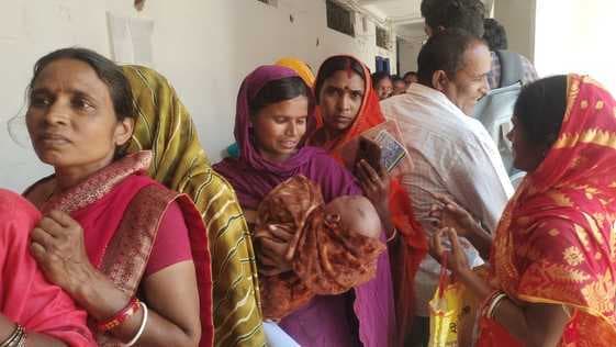 प्रखंड कार्यालय खुलते ही मंईयां सम्मान योजना से वंचित महिलाओं की लग रही लंबी कतार