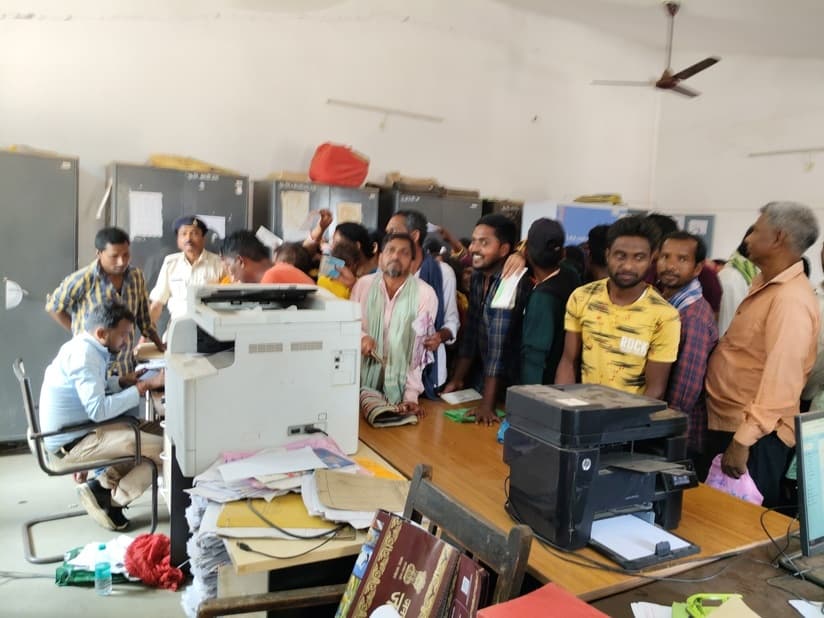 चूल्हा-चौका छोड़कर प्रखंड कार्यालय का चक्कर काट रहीं महिलाएं