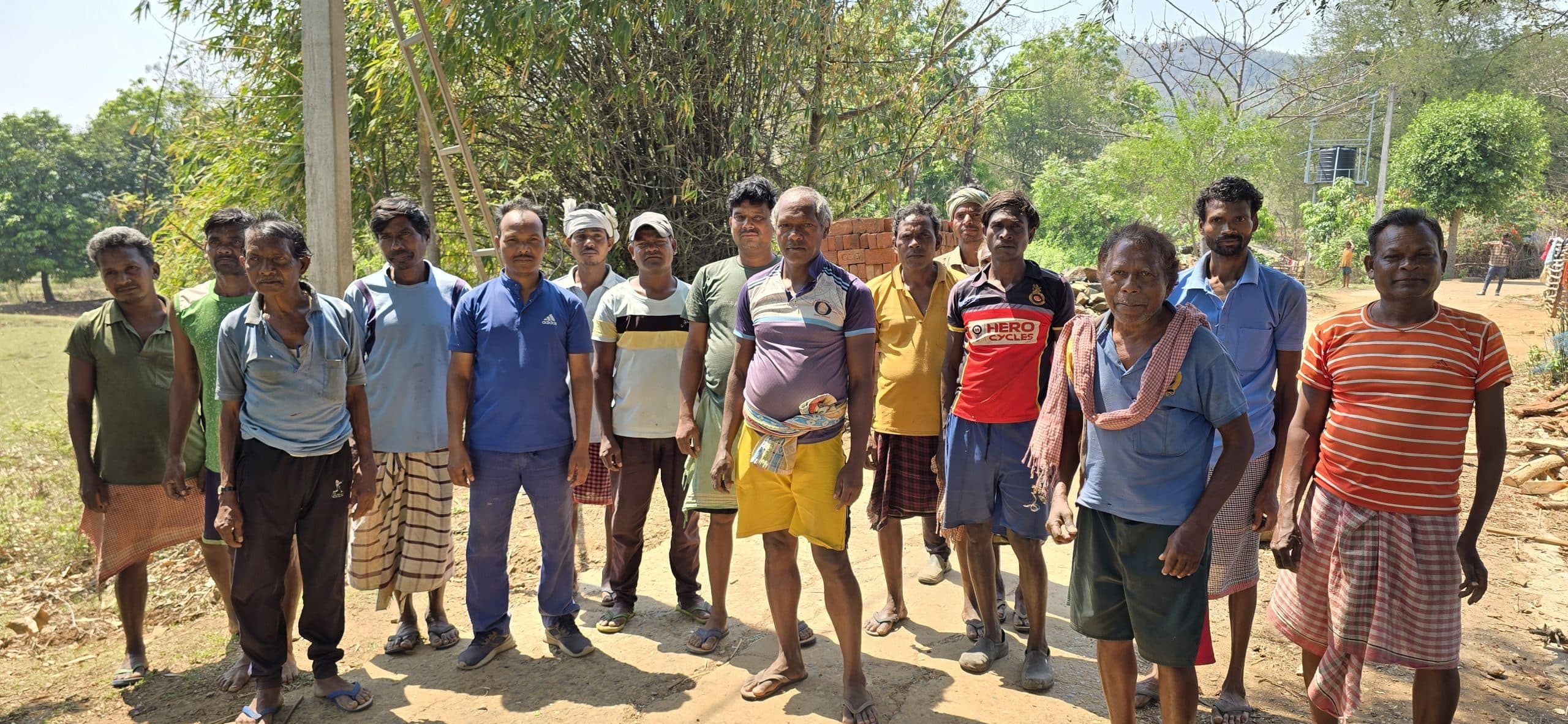 West Singhbhum News : पुल निर्माण में अनियमितता, एक साल में टूटने लगा एप्रोच रोड