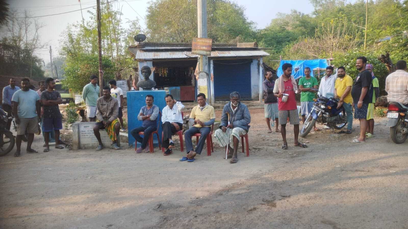 East Singhbhum News : मुसाबनी में सड़क पर बैठे ग्रामीण, सुरदा खदान के शाफ्ट फोर में काम ठप