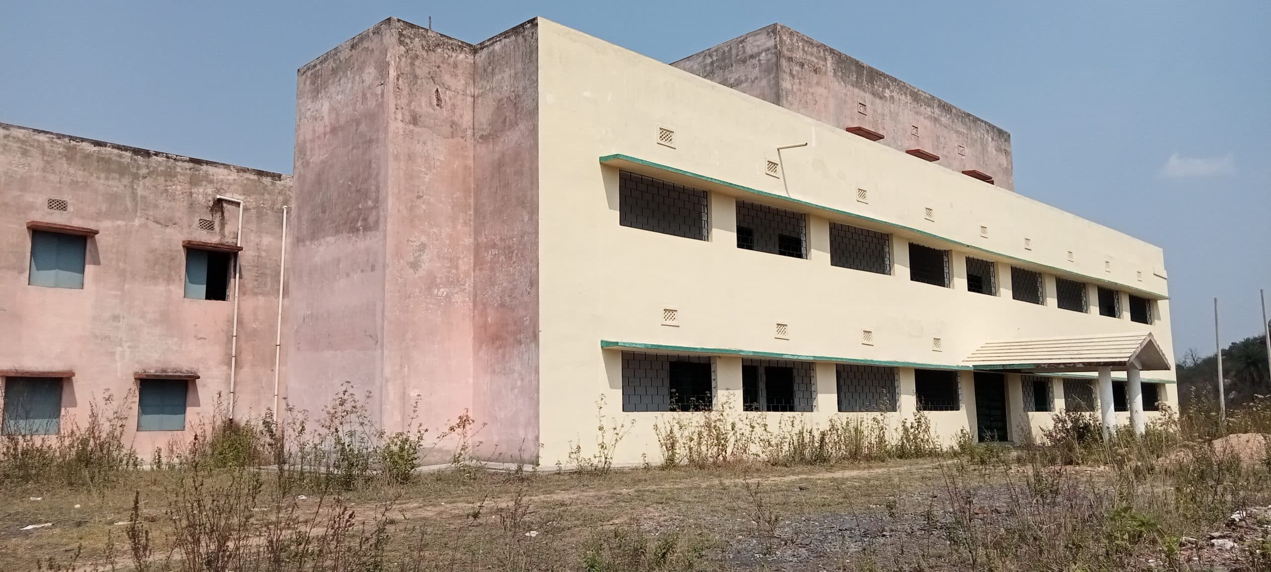 East Singbhum News : 5 कमरों के जर्जर भवन में चल रहा पटमदा मॉडल इंग्लिश स्कूल, बारिश में टपकता है पानी, टूटकर गिरती है छत