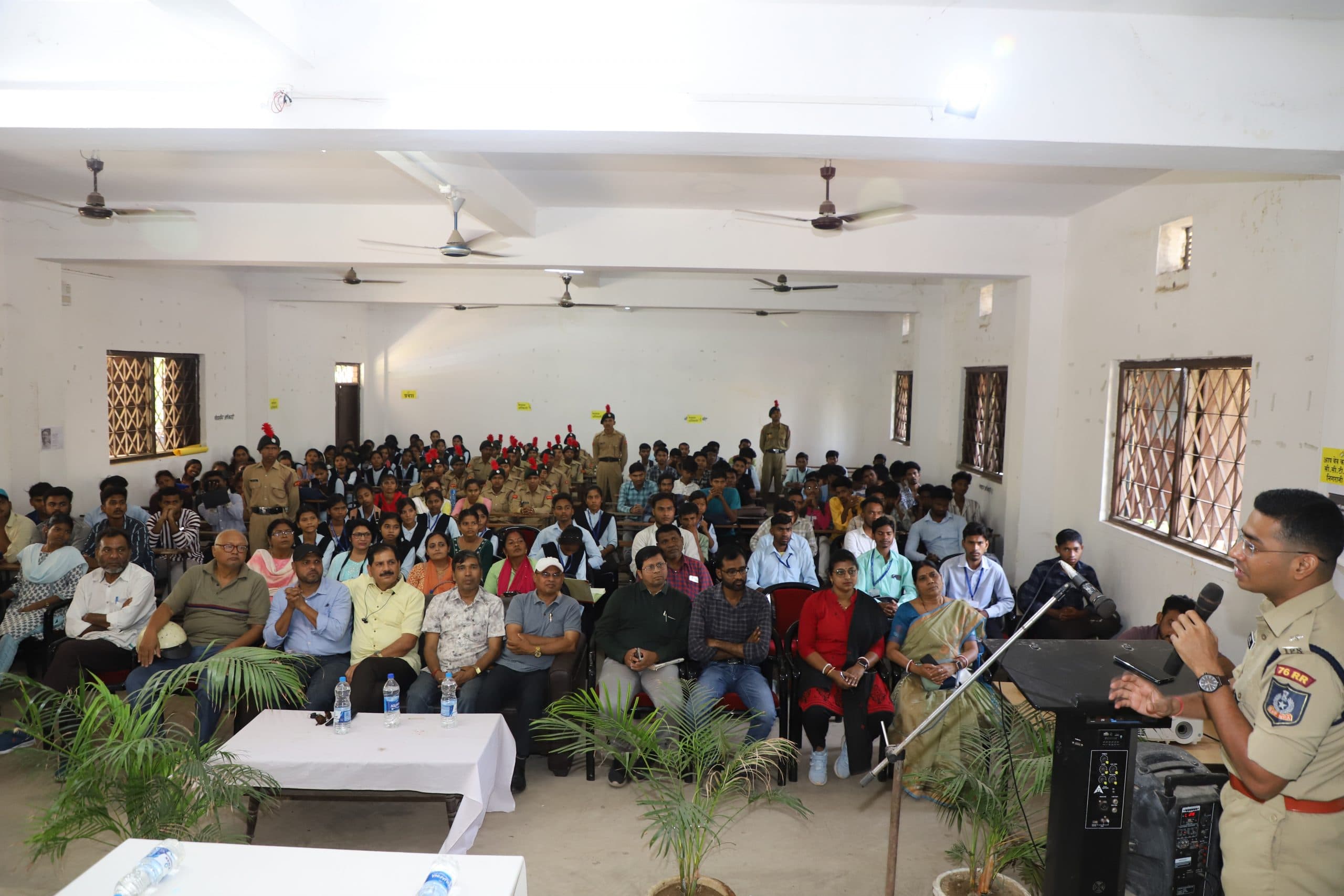 East Singhbhum News : साइबर अपराध के खिलाफ ‘प्रभात खबर’ का जन आंदोलन, स्मार्टफोन रखते हैं, तो साइबर ठगी से बचने के लिए खुद भी स्मार्ट बनें : ऋषभ त्रिवेदी